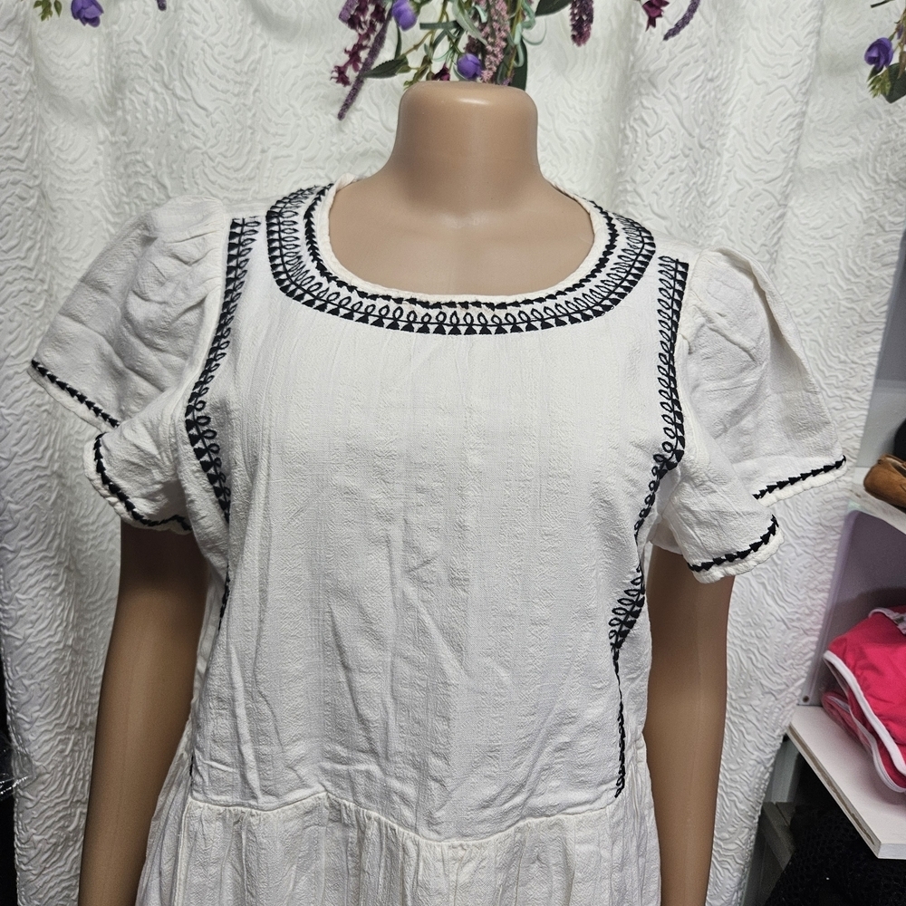 Elegant White Dress with Black Accents - Picture 3 of 10
